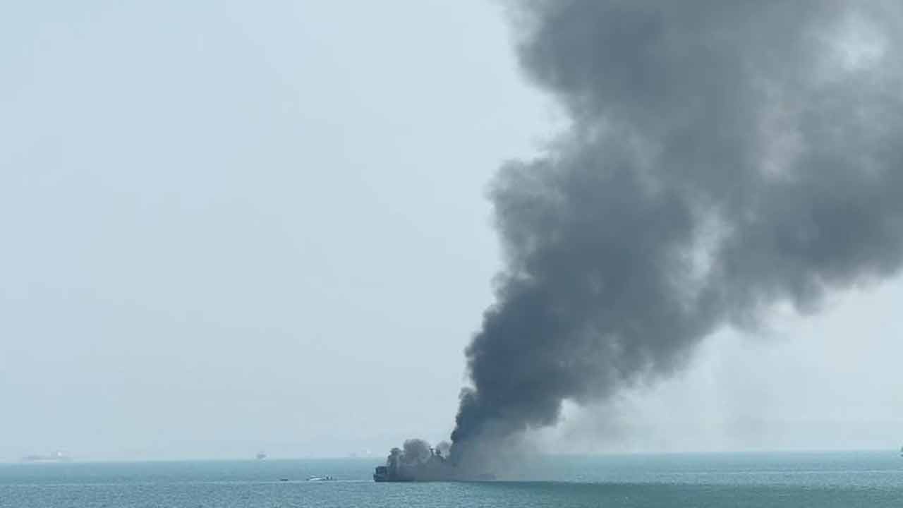 মাঝসমুদ্র জাহাজে আগুন।