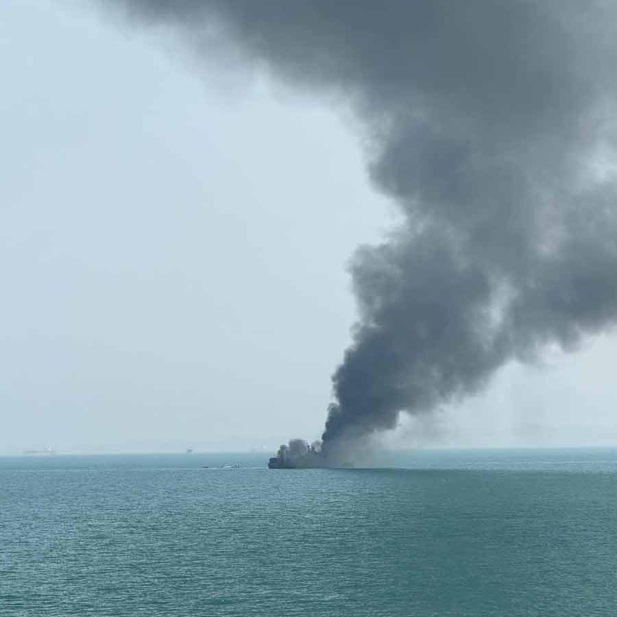 মাঝসমুদ্র জাহাজে আগুন।