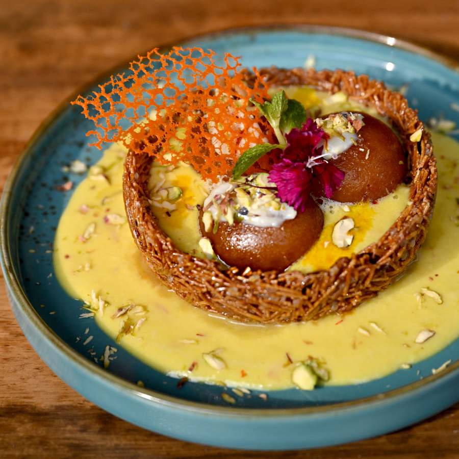 ক্যারাম্যালাইজ় সোমাইয়ের বাটিতে রাবড়িতে ডোবা বাহারি গুলাব জামুন।