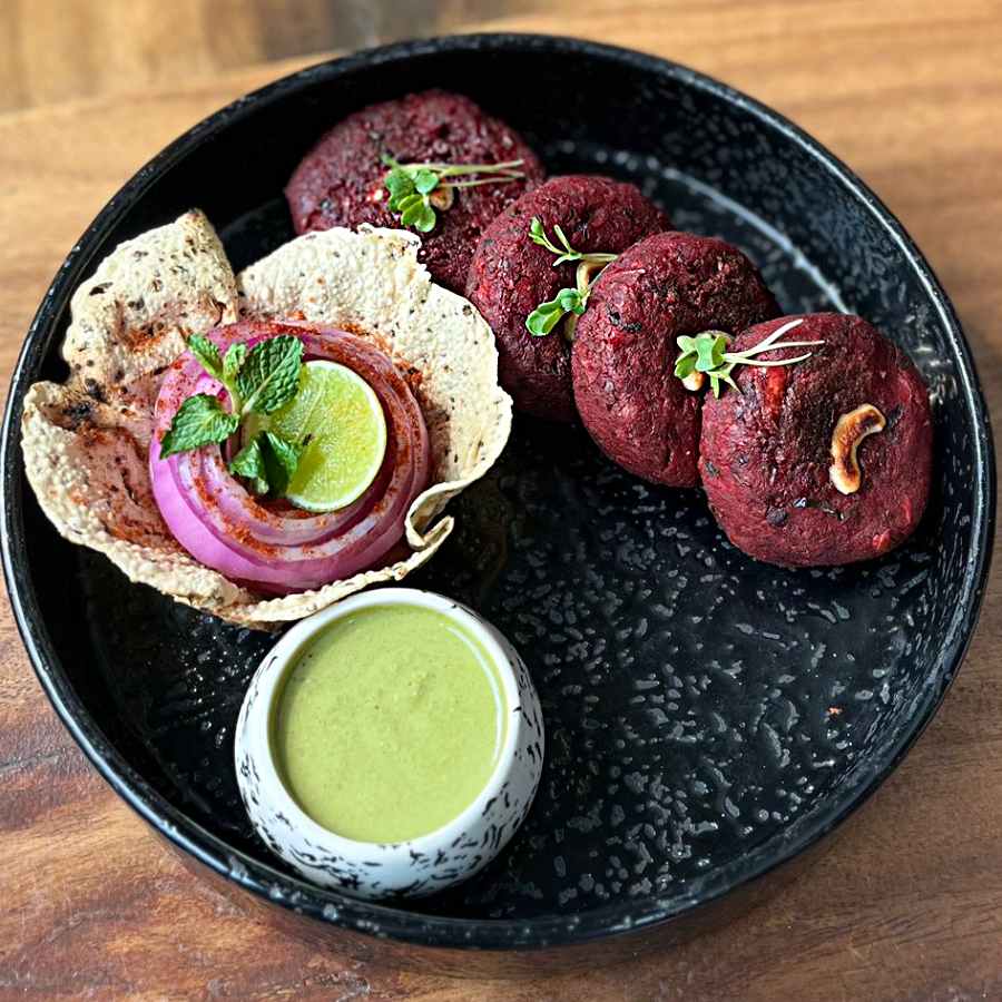 চুকন্দর আদতে বিট। চুকন্দর বাদাম কে কাবাবের স্বাদ বাঙালির চেনা ভেজিটেবল চপের কাছাকাছি। 