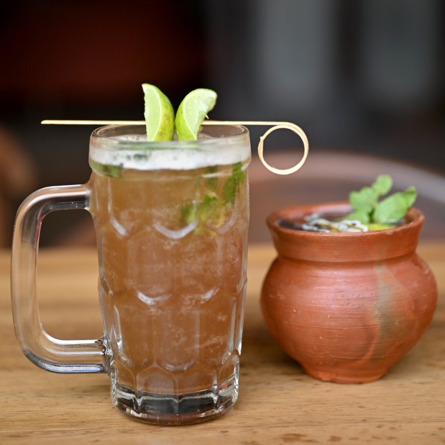 পাশাপাশি ইমলি কা অম্লানা আর মাটির কলসিতে পিন্ড। 