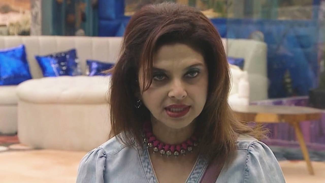 আর্থিক প্রতারণায় ক্ষতি বর্ষা উসগাঁওকরের।