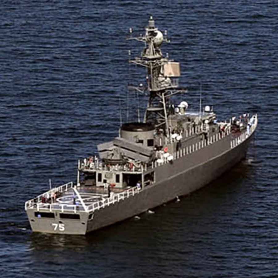 ইরানের যুদ্ধজাহাজ ‘ডেনা’।