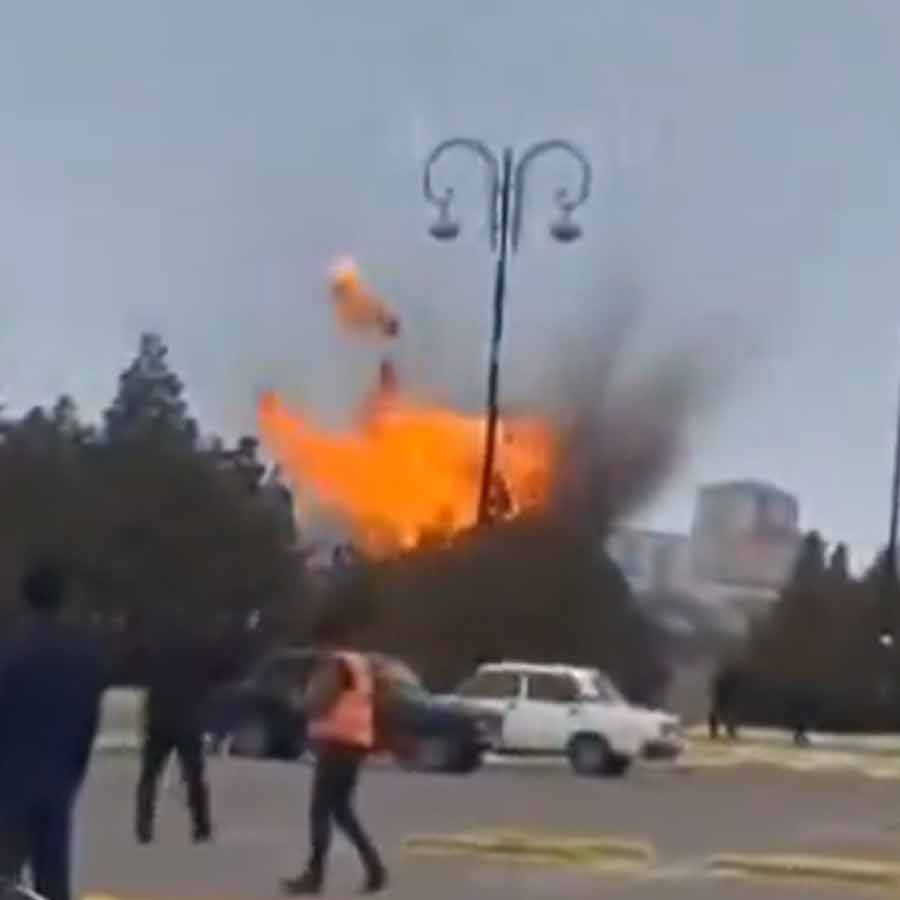 আজ়ারবাইজানের নখচিভন আন্তর্জাতিক বিমানবন্দরে বৃহস্পতিবার আছড়ে পড়ে ইরানের ড্রোন।