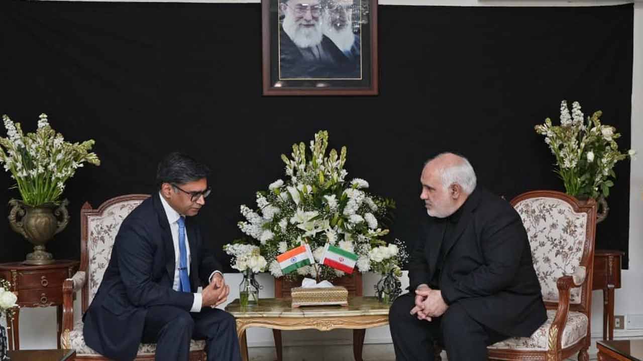 ভারতের বিদেশসচিব বিক্রম মিস্রীর সঙ্গে নয়াদিল্লিতে নিযুক্ত ইরানি রাষ্ট্রদূত।