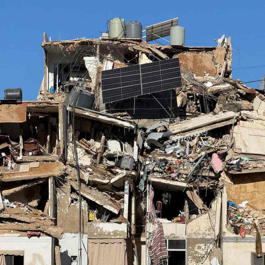 মার্কিন-ইজ়রায়েলি হামলায় তেহরানে ধ্বংসস্তূপ।