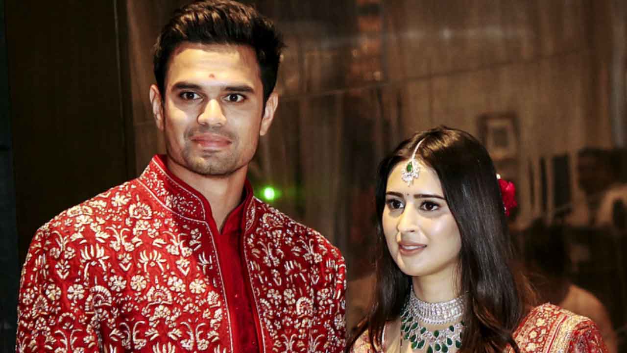 Arjun Tendulkar and Saaniya Chandhok wear classic red outfits for wedding, see their first look after marriage dgtl
