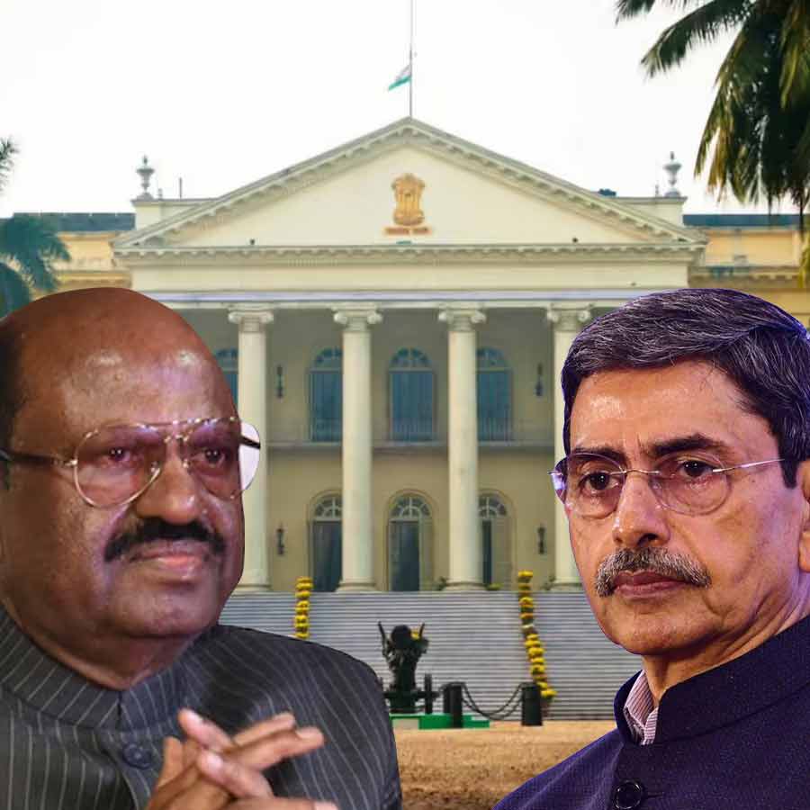 (বাঁ দিকে) সিভি আনন্দ বোস। আরএন রবি (ডান দিকে)।