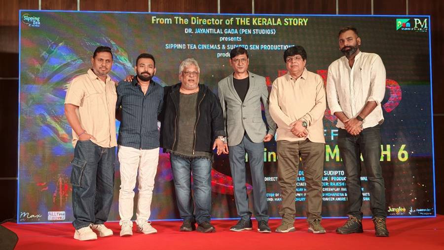 কলকাতায় প্রচারে টিম ‘চড়ক’।