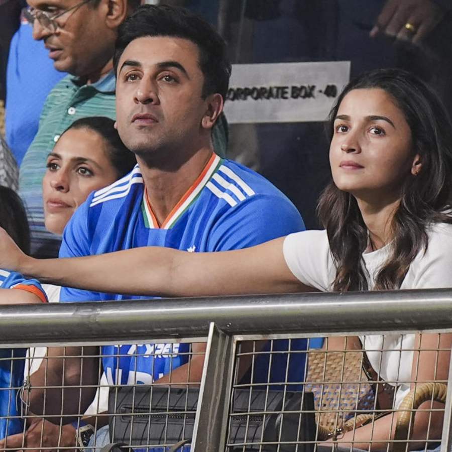 সন্তানকে নিয়ে খেলা দেখছেন রণবীর কপূর এবং আলিয়া ভট্ট।