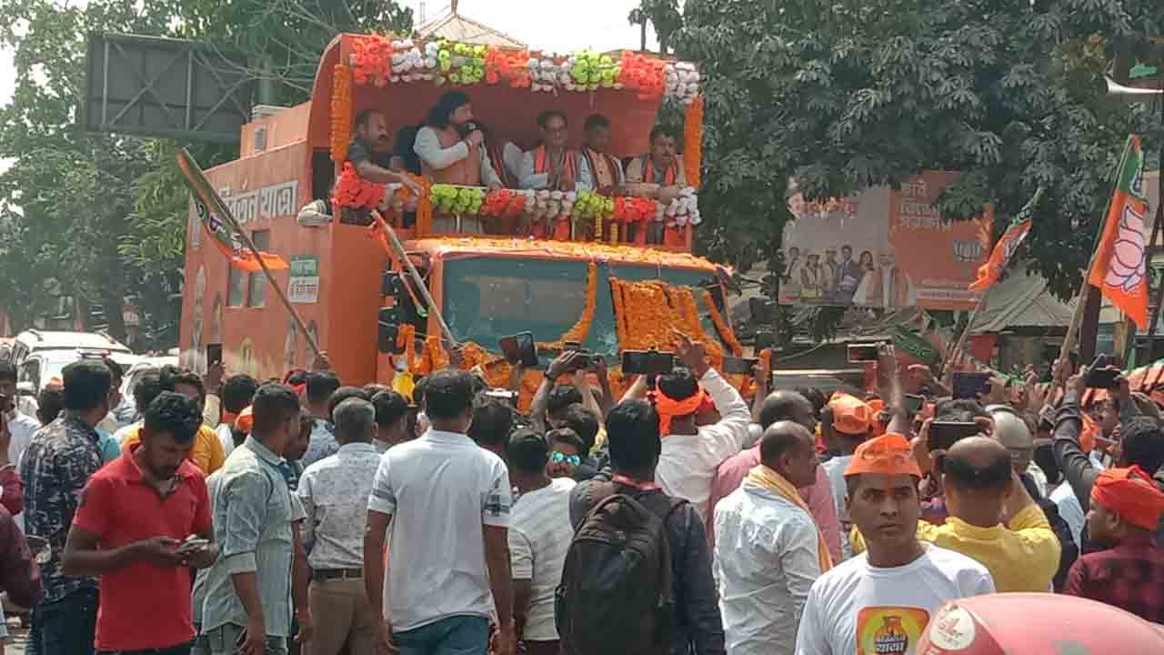 কাচ ভাঙা গাড়ি।