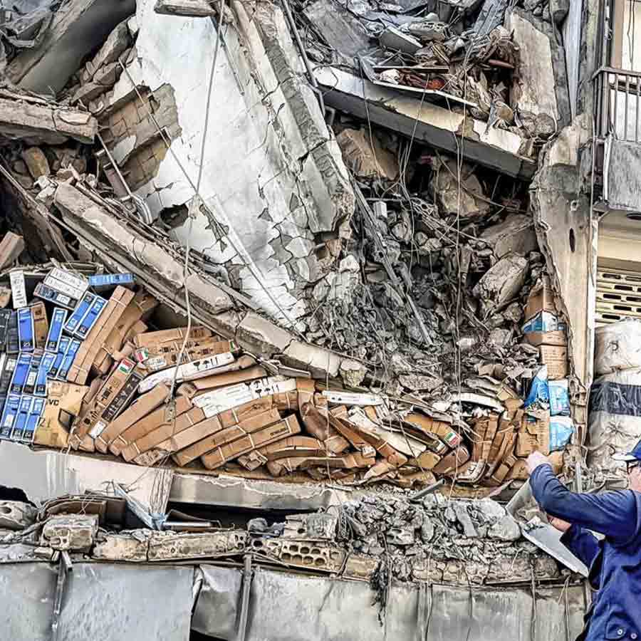 সংঘাত চলাকালীন ইজ়রায়েলি হামলায় ধ্বংস হয়ে গিয়েছে দক্ষিণ বেরুটের অসংখ্য ঘরবাড়ি।