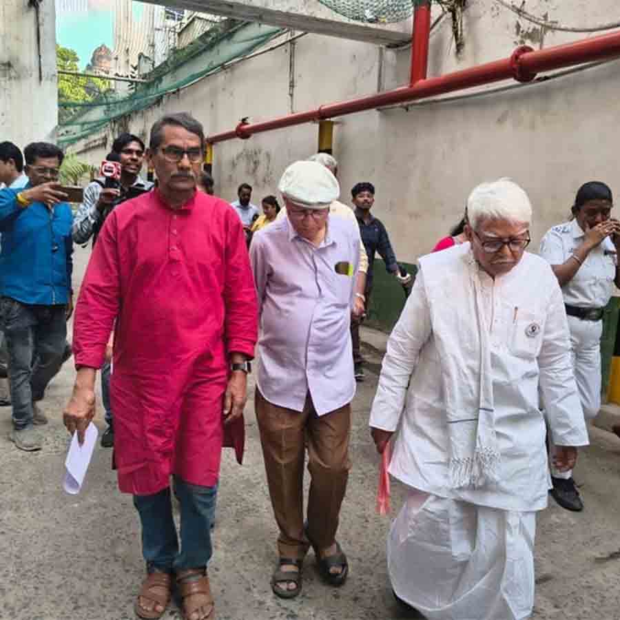 সিইও -র সঙ্গে দেখা করার পথে বিমান বসু - সহ বাম নেতারা।