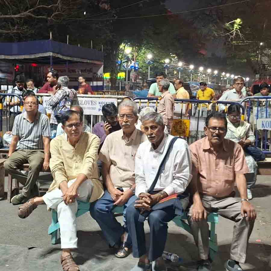 রাজ্যের মুখ্য নির্বাচনী আধিকারিকের (সিইও) দফতরের বাইরে অবস্থানে বাম নেতারা।