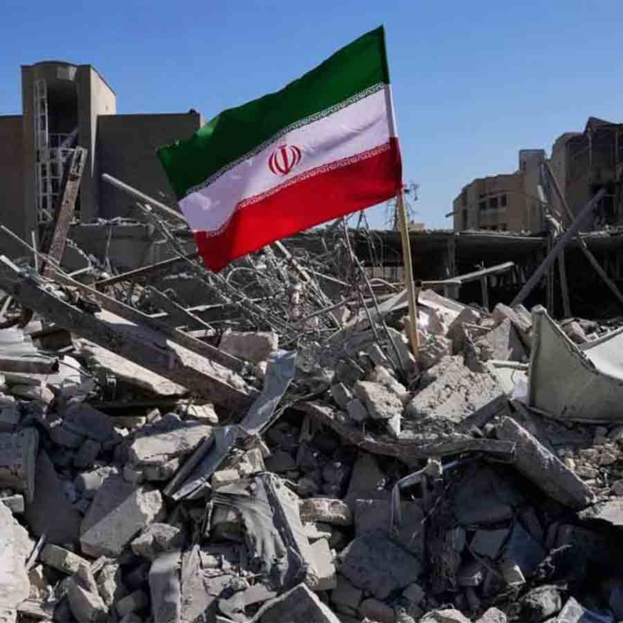 তেহরানে মার্কিন হামলায় গুঁড়িয়ে গিয়েছে ইমারত। ছবি: পিটিআই।