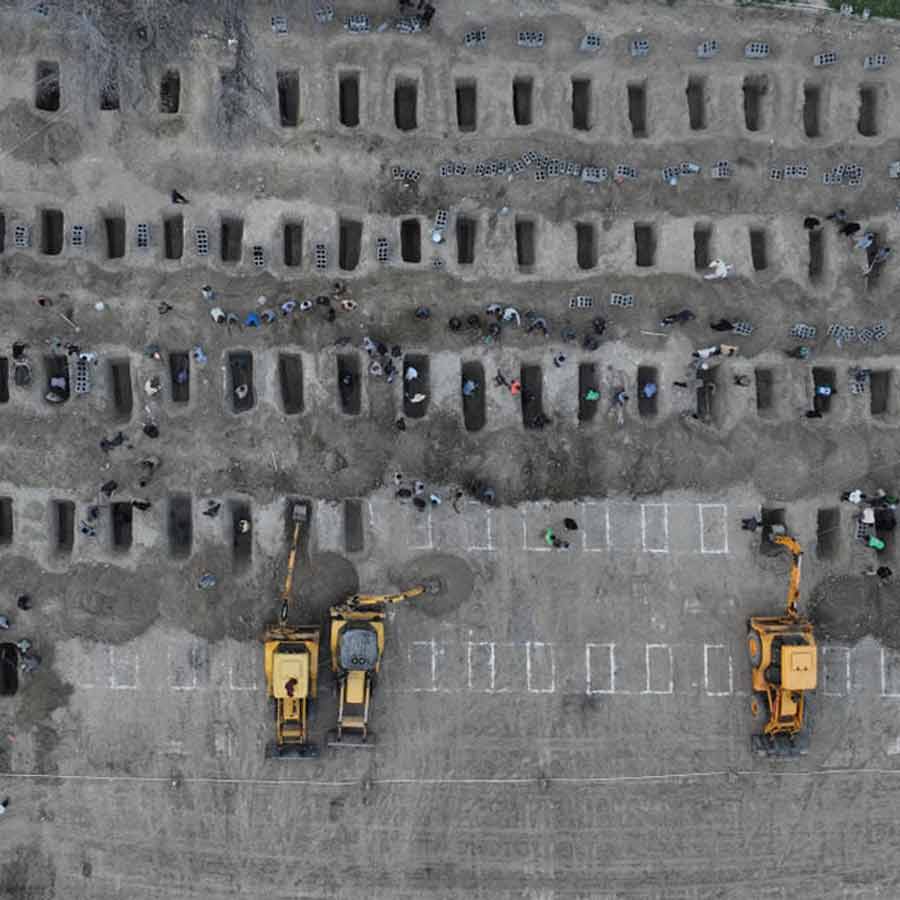 ইরানের মিনাবে মেয়েদের স্কুলে হামলার পর গণকবর।