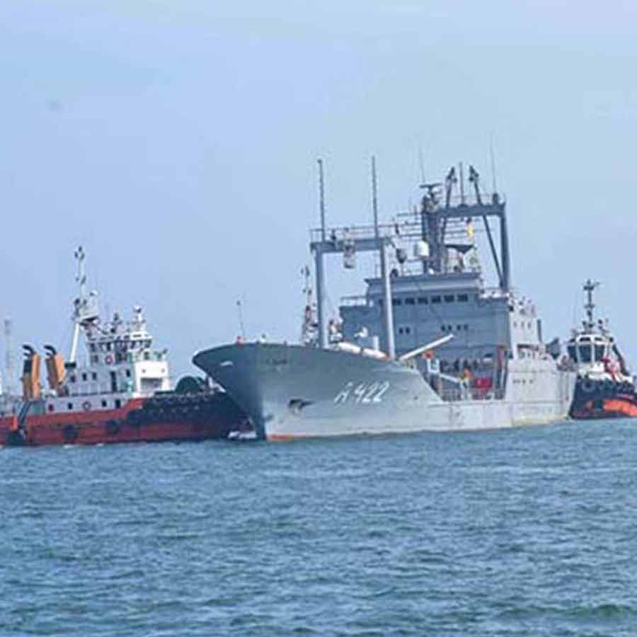 ইরানের দ্বিতীয় যুদ্ধজাহাজ আইআরআইএনএস বুশেহ্‌র আটকে ভারত মহাসাগরে।