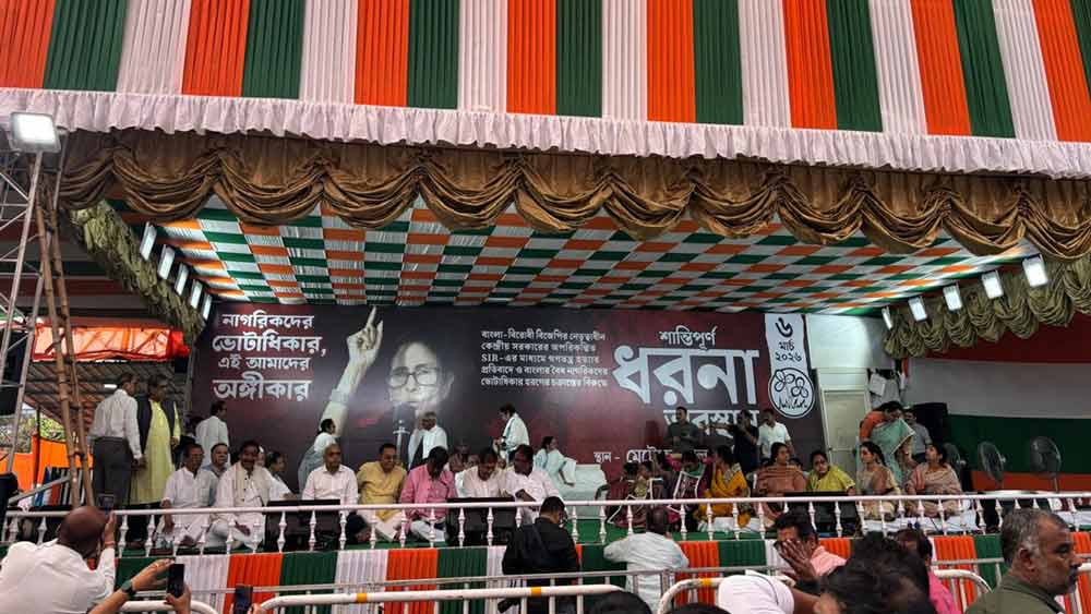 ধর্মতলায় ধর্নামঞ্চ।