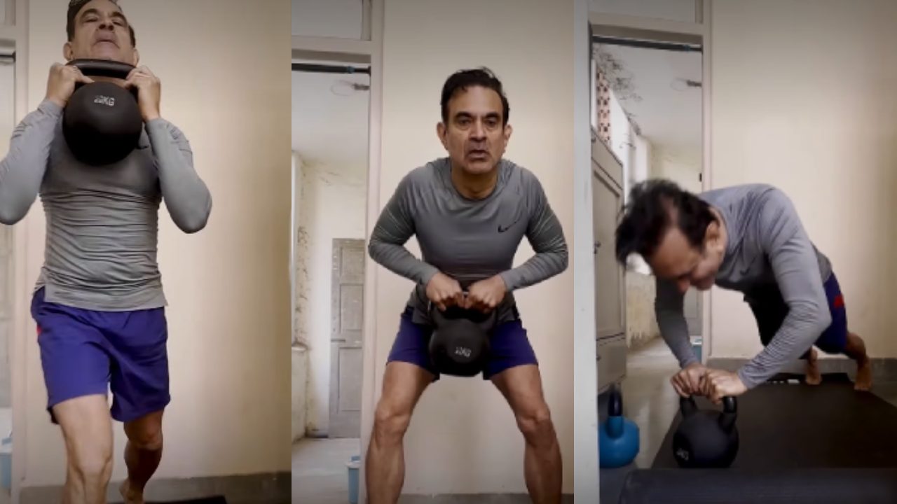 কেট্‌লবেল নিয়ে নানা ধরনের ব্যায়াম করছেন বলি অভিনেতা।