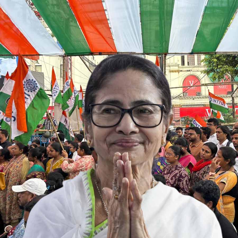 ধর্মতলায় ধর্নামঞ্চে জমায়েত। সেখানে রয়েছেন মুখ্যমন্ত্রী মমতা বন্দ্যোপাধ্যায়।
