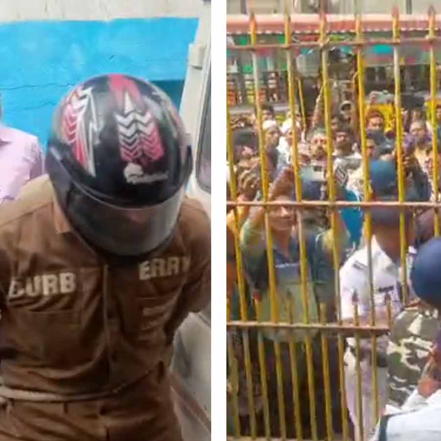 Pilkhana Murder Case: Promoter's family agitated at Howrah Court premises after 2 accused persons have been produced dgtld