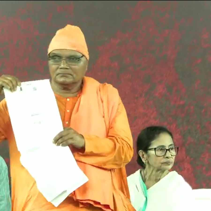 মমতার ধর্নামঞ্চে মিনাখাঁ রামকৃষ্ণ সারদা মিশনের প্রেসিডেন্ট।