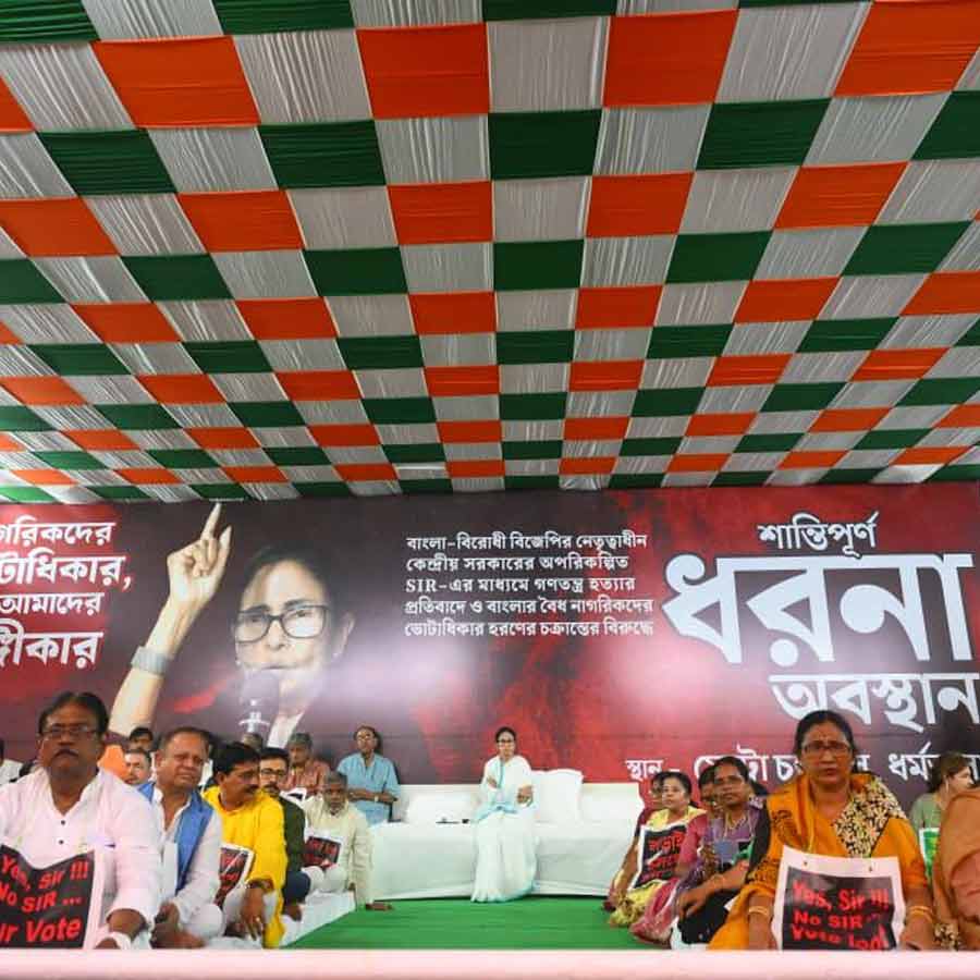 ধর্মতলায় ধর্নামঞ্চে জমায়েত। সেখানে রয়েছেন মুখ্যমন্ত্রী মমতা বন্দ্যোপাধ্যায়।