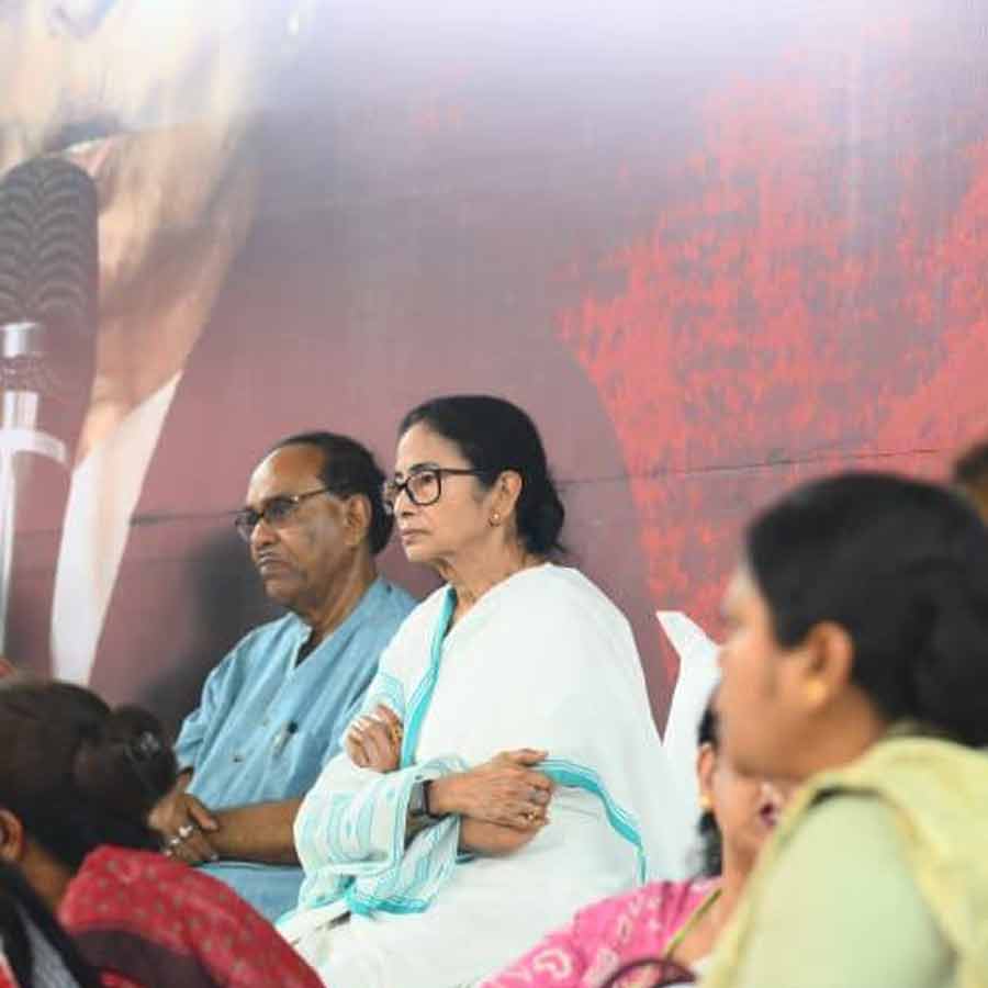 ধর্নামঞ্চে মুখ্যমন্ত্রী মমতা বন্দ্যোপাধ্যায়। পাশে সুব্রত বক্সী।