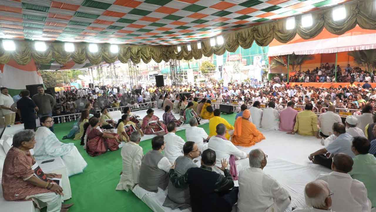 ধর্মতলার মেট্রো চ্যানেলে ধর্নামঞ্চে জমায়েত। 