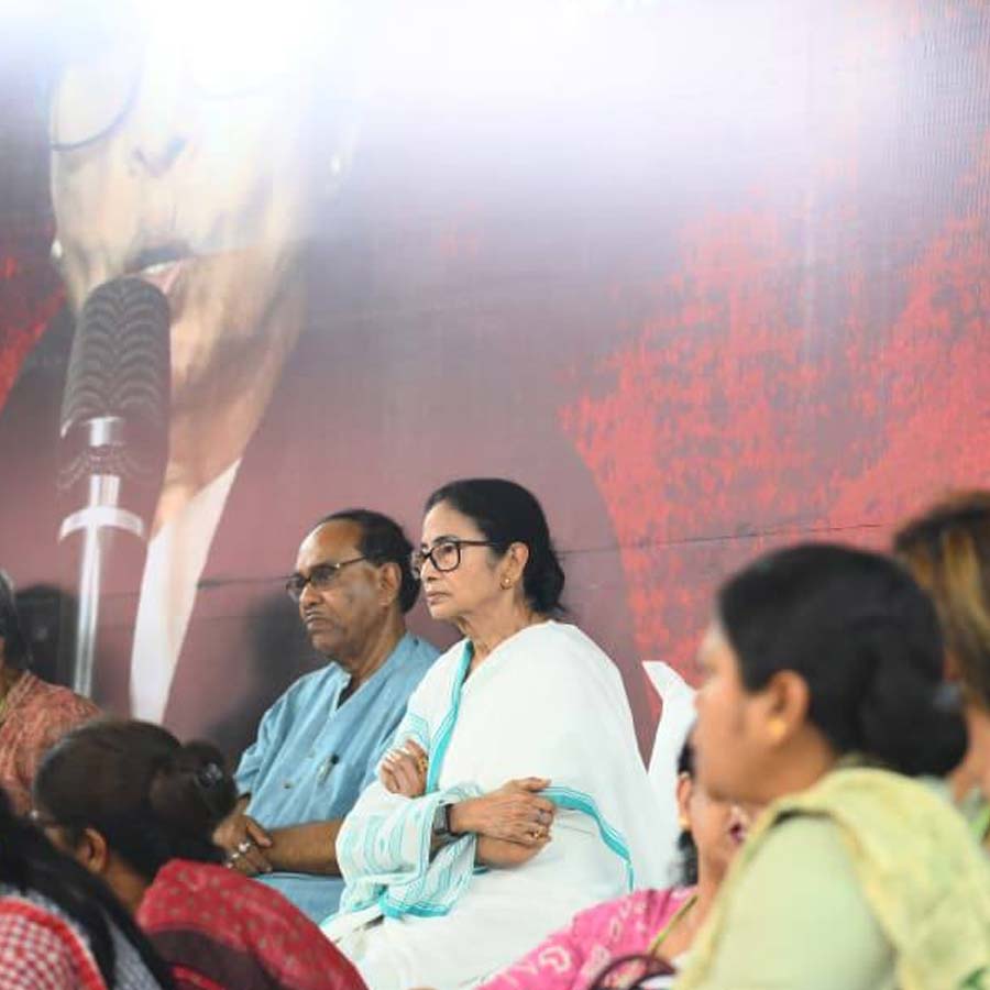 ধর্মতলায় তৃণমূলের ধর্নামঞ্চে মুখ্যমন্ত্রী মমতা বন্দ্যোপাধ্যায় এবং অন্যান্য নেতানেত্রী তথা বিশিষ্টরা।