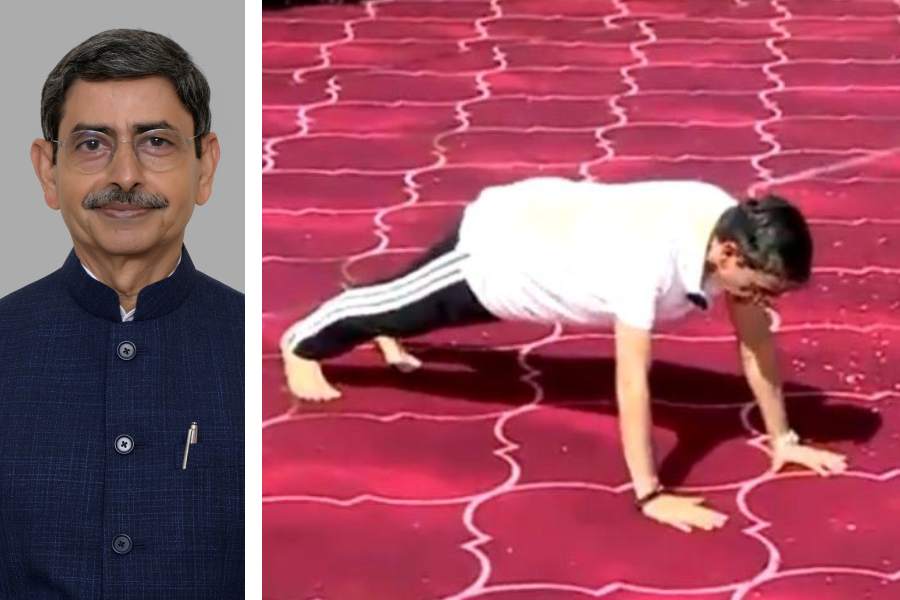 তখন তামিলনাড়ুর রাজ্যপাল। ৫১ টি পুশ আপ করেই চললেন আর এন রবি।