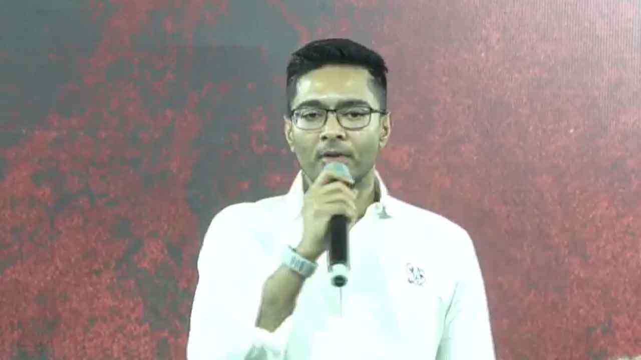 ধর্নামঞ্চে অভিষেক বন্দ্যোপাধ্যায়।