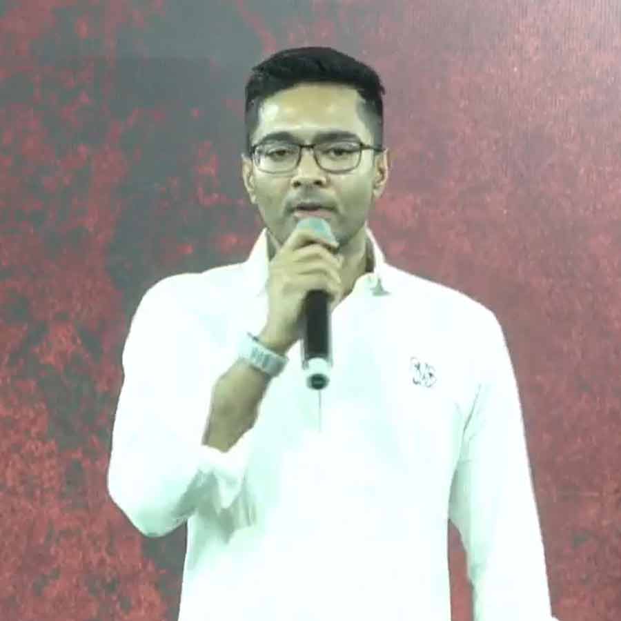 ধর্মতলায় তৃণমূলের ধর্নামঞ্চে অভিষেক বন্দ্যোপাধ্যায়।