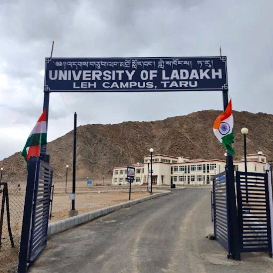 লাদাখ বিশ্ববিদ্যালয়ে।