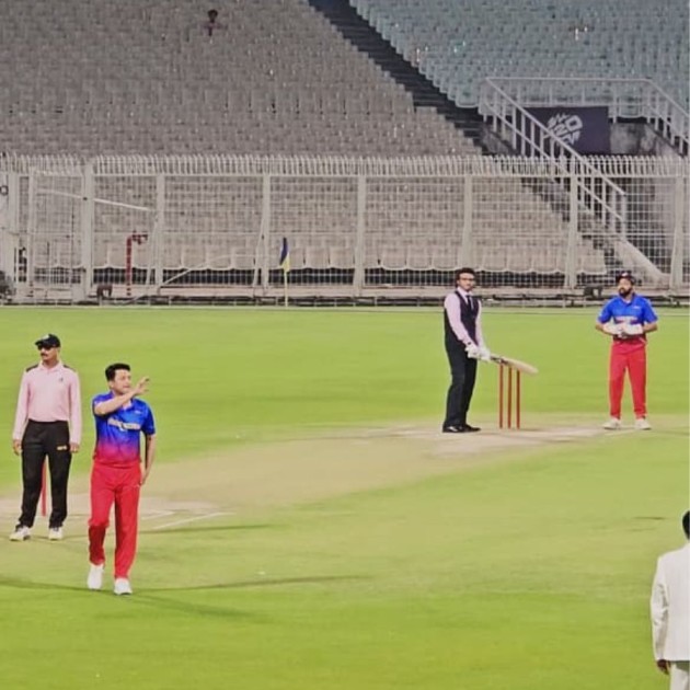 ব্যাট হাতে সৌরভ, সঙ্গে যিশু সেনগুপ্ত। 