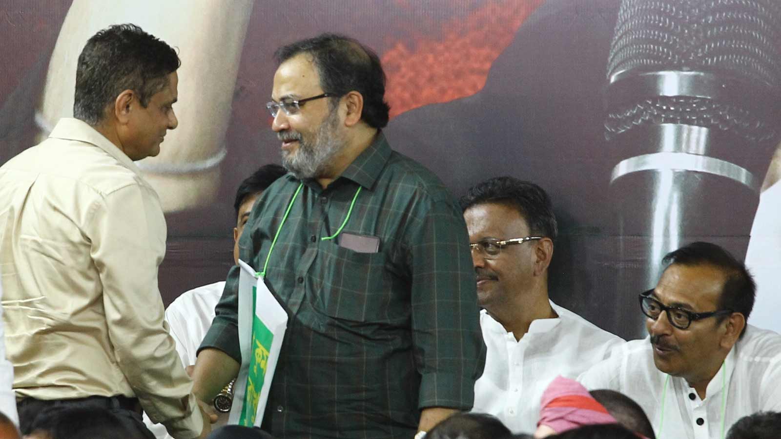 ধর্নামঞ্চে করমর্দন রাজীব কুমার এবং কুণাল ঘোষের।