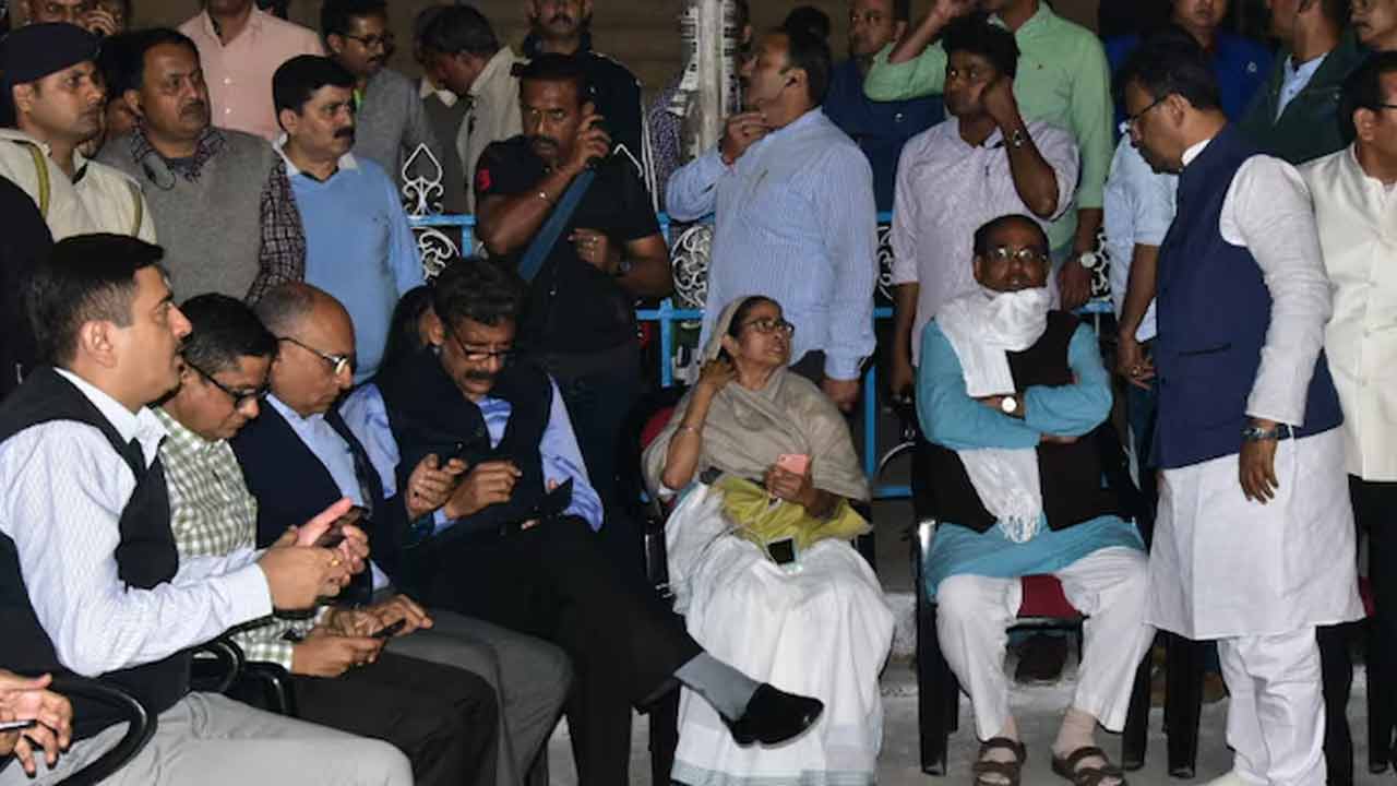 ২০১৯ সালের ৩ ফেব্রুয়ারি রাজীব কুমার-সহ পুলিশকর্তাদের নিয়ে ধর্নায় মমতা বন্দ্যোপাধ্যায়।