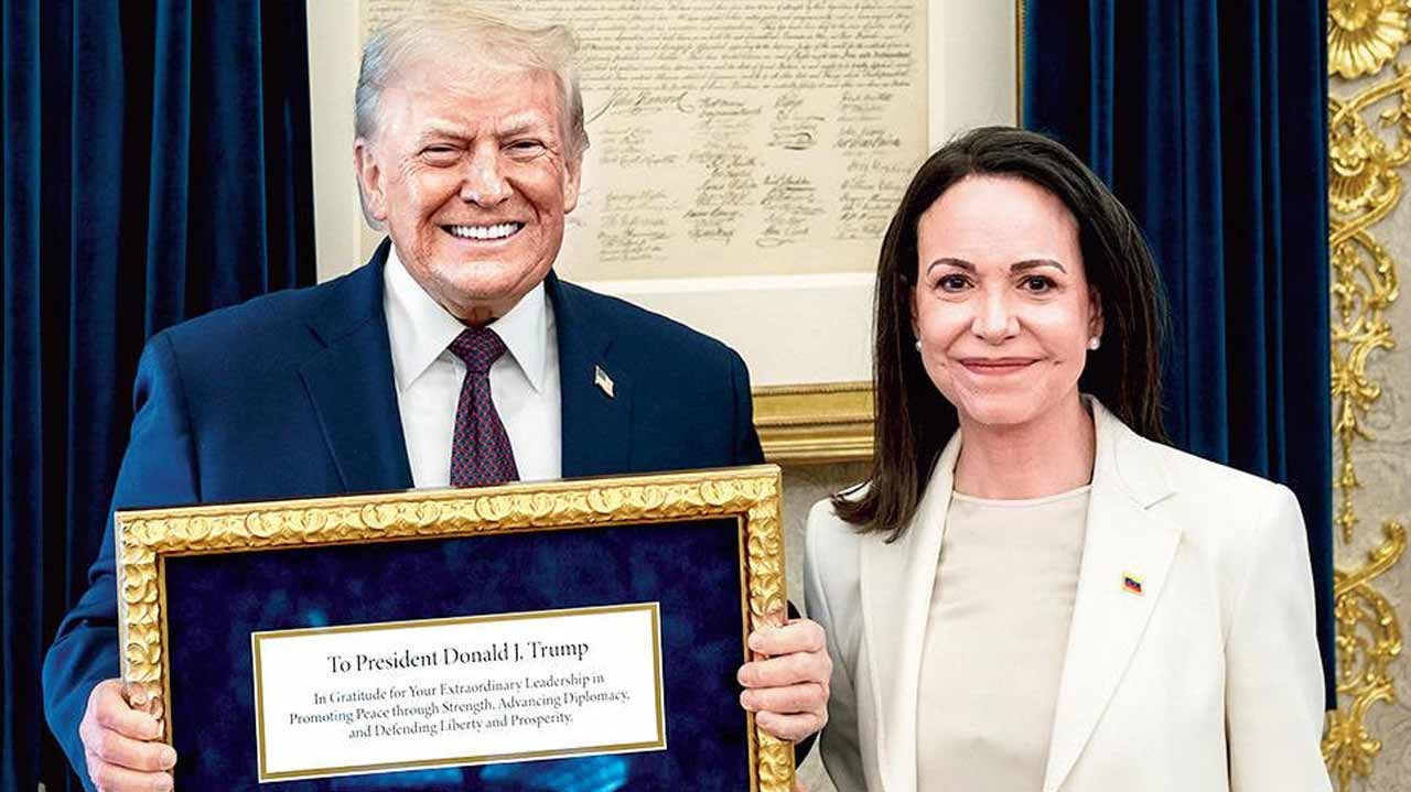 বে-হাত: মারিয়া কোরিনা মাচাদোর নোবেল শান্তি পুরস্কার হাতে ডোনাল্ড ট্রাম্প।