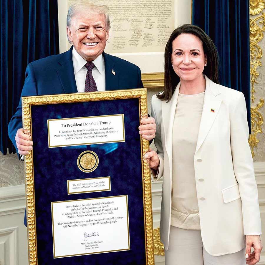 বে-হাত: মারিয়া কোরিনা মাচাদোর নোবেল শান্তি পুরস্কার হাতে ডোনাল্ড ট্রাম্প।
