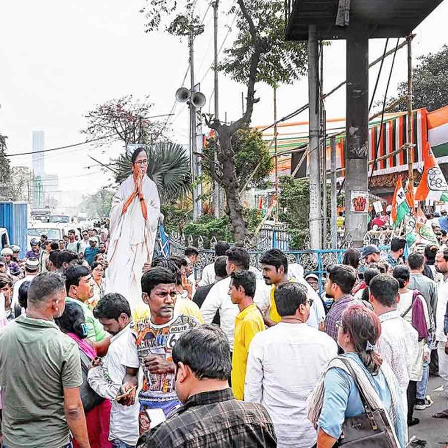 হয়রানি: ধর্মতলায় রাস্তার এক দিক জুড়ে চলছে এসআইআর নিয়ে শাসকদলের ধর্না। অন্য দিক দিয়ে দ্বিমুখী যান চলাচলের জেরে তৈরি হয়েছে তীব্র যানজট। শুক্রবার।