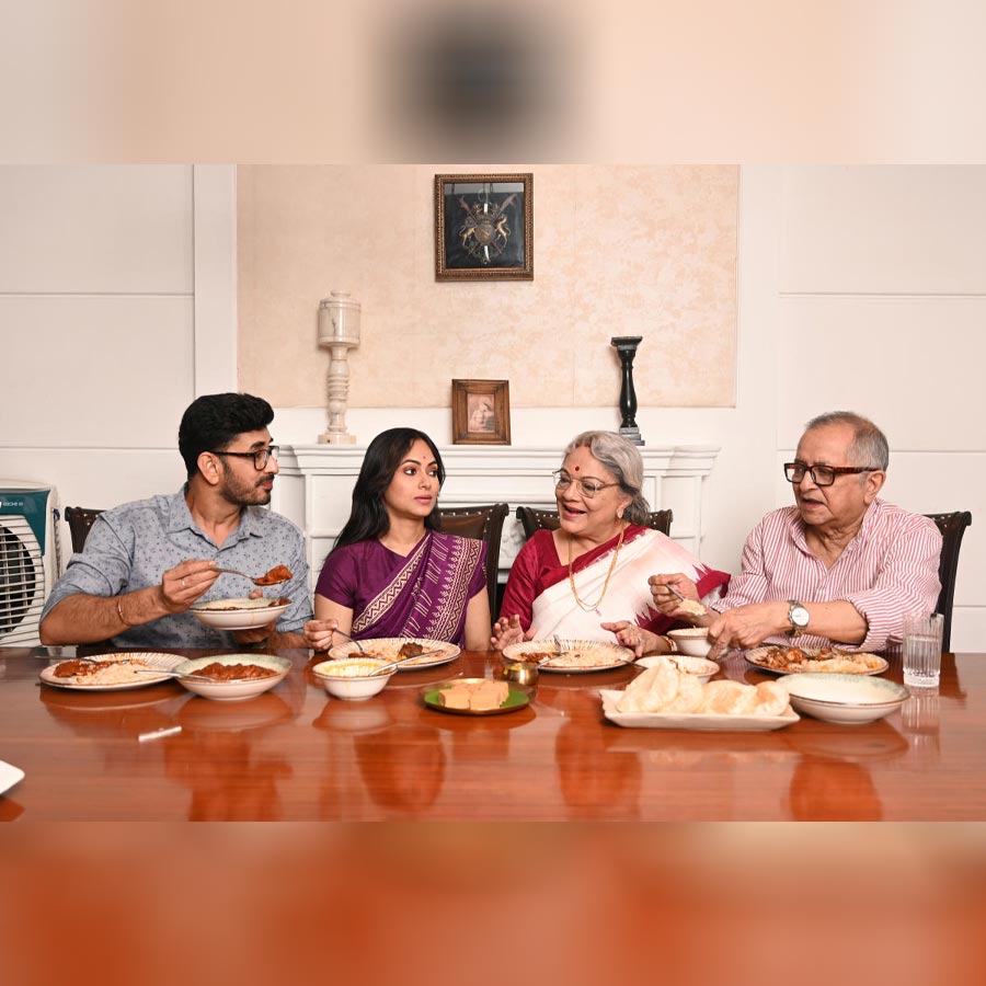 অনেক ক্ষেত্রেই অর্থনৈতিক সম্পর্কযুক্ত প্রথম সারির সিদ্ধান্ত নেন পুরুষরা। কিন্তু ঘরকন্নার কাজ যেখানে অর্থ দিয়ে মূল্যায়ন নেই, সেই সিদ্ধান্ত নেন মেয়েরা।