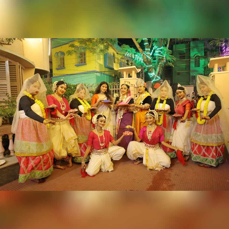 অনুষ্ঠানের সূচনালগ্নে।