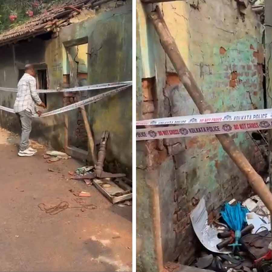 পাইকপাড়ায় বোমা বিস্ফোরণের পর ঘটনাস্থলে বম্ব স্কোয়াডের তৎপরতা। শনিবার সকালে।