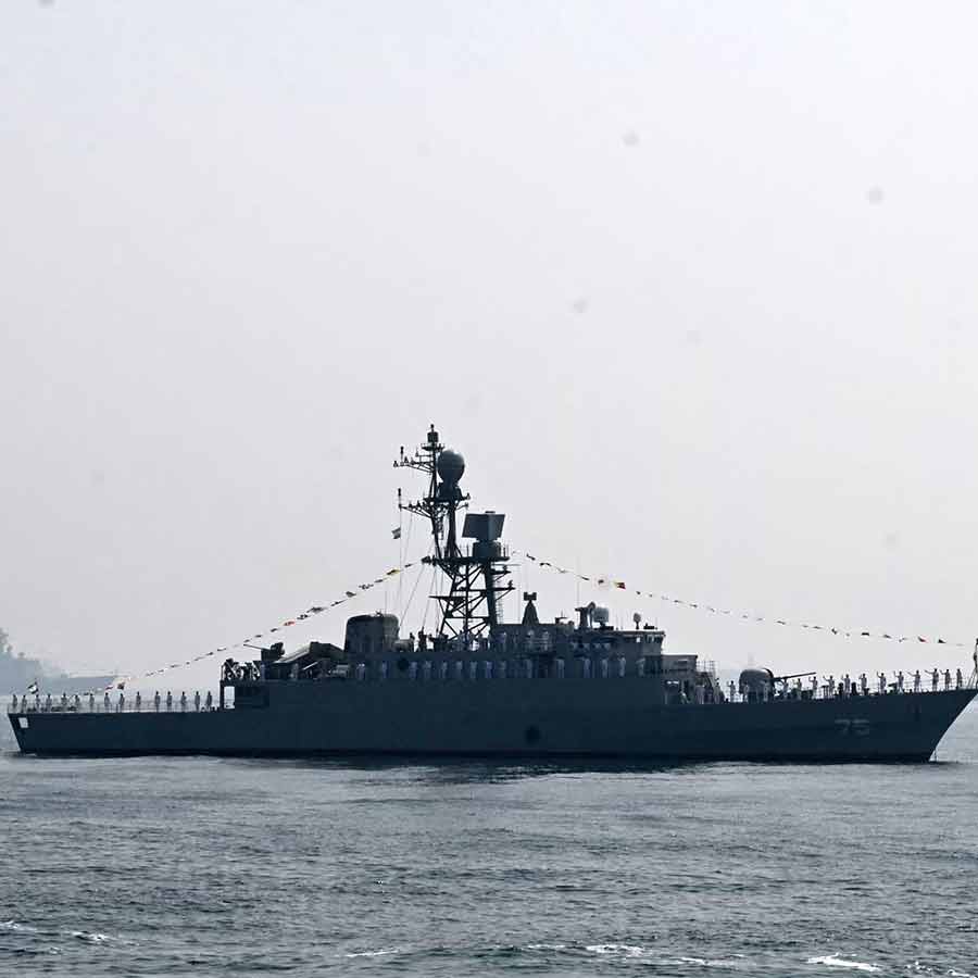 ইরানি যুদ্ধজাহাজ।