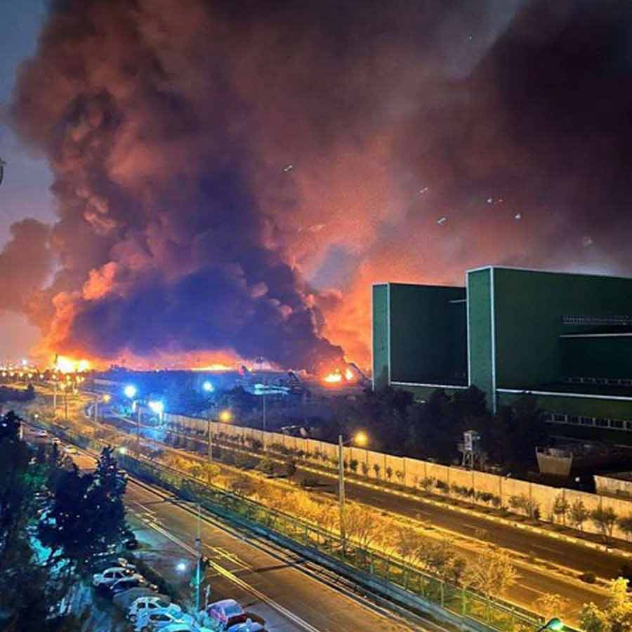 ইরানের মেহরাবাদ বিমানবন্দরে হামলা। ছবি: সংগৃহীত।