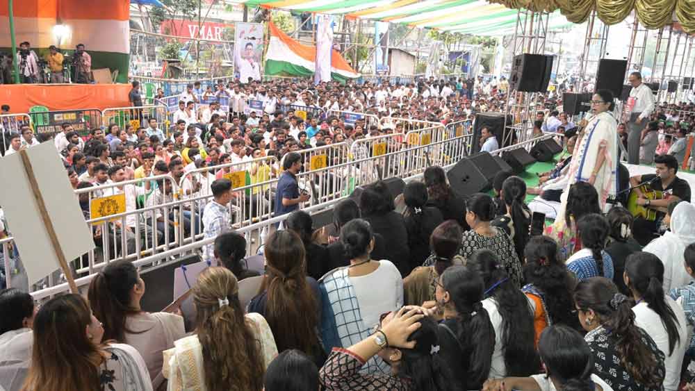 ধর্মতলার অবস্থানমঞ্চে শনিবার মুখ্যমন্ত্রী মমতা বন্দ্যোপাধ্যায়। 