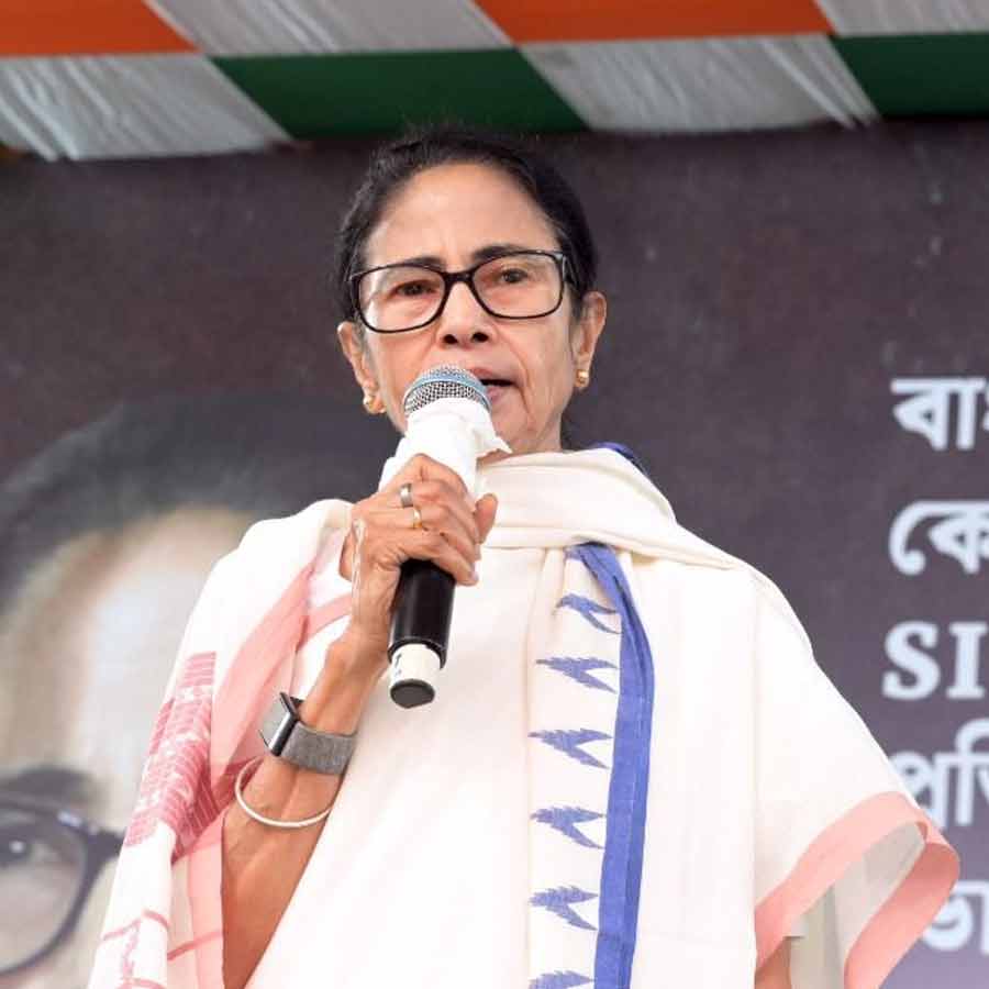 শনিবার সকালে ধর্মতলার মঞ্চে মমতা বন্দ্যোপাধ্যায়।