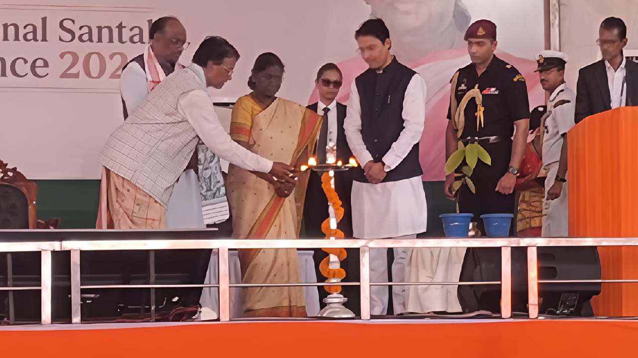 শিলিগুড়ির কাছে গোঁসাইপুরের অনুষ্ঠানমঞ্চে রাষ্ট্রপতি দ্রৌপদী মুর্মু। মঞ্চে সাংসদ রাজু বিস্তাও।