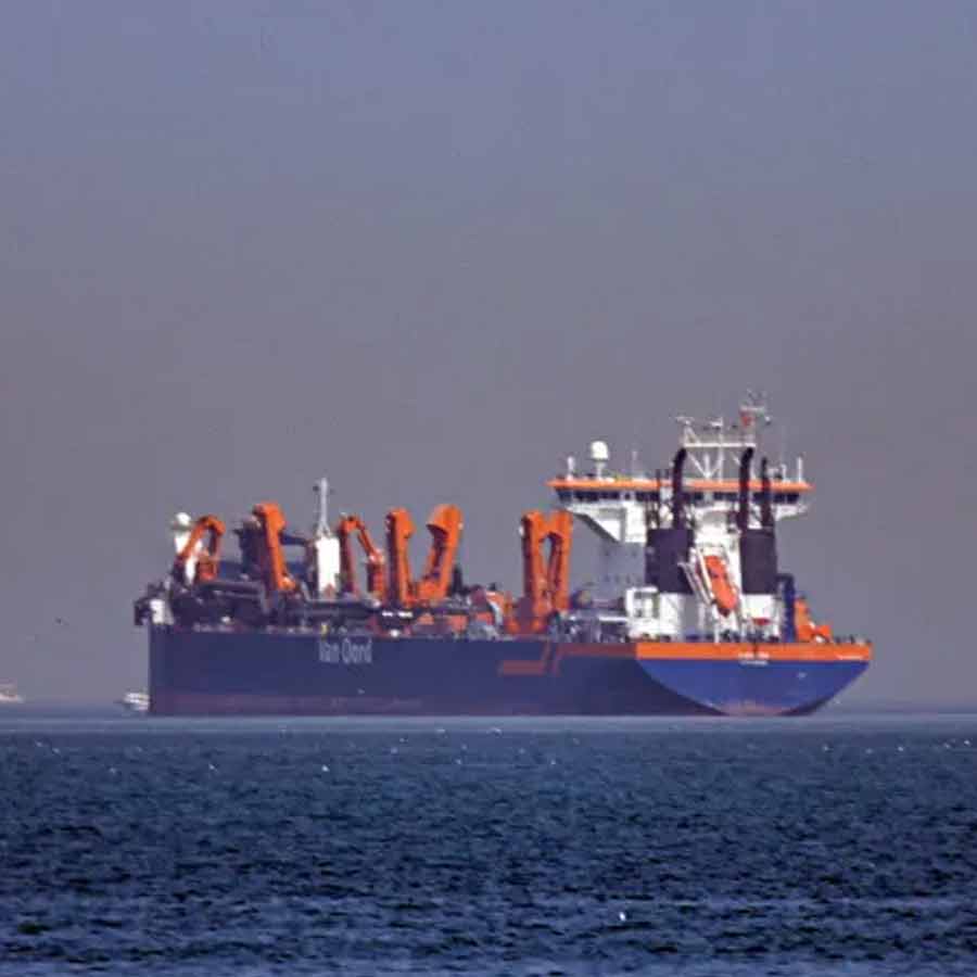 হরমুজ় প্রণালী।