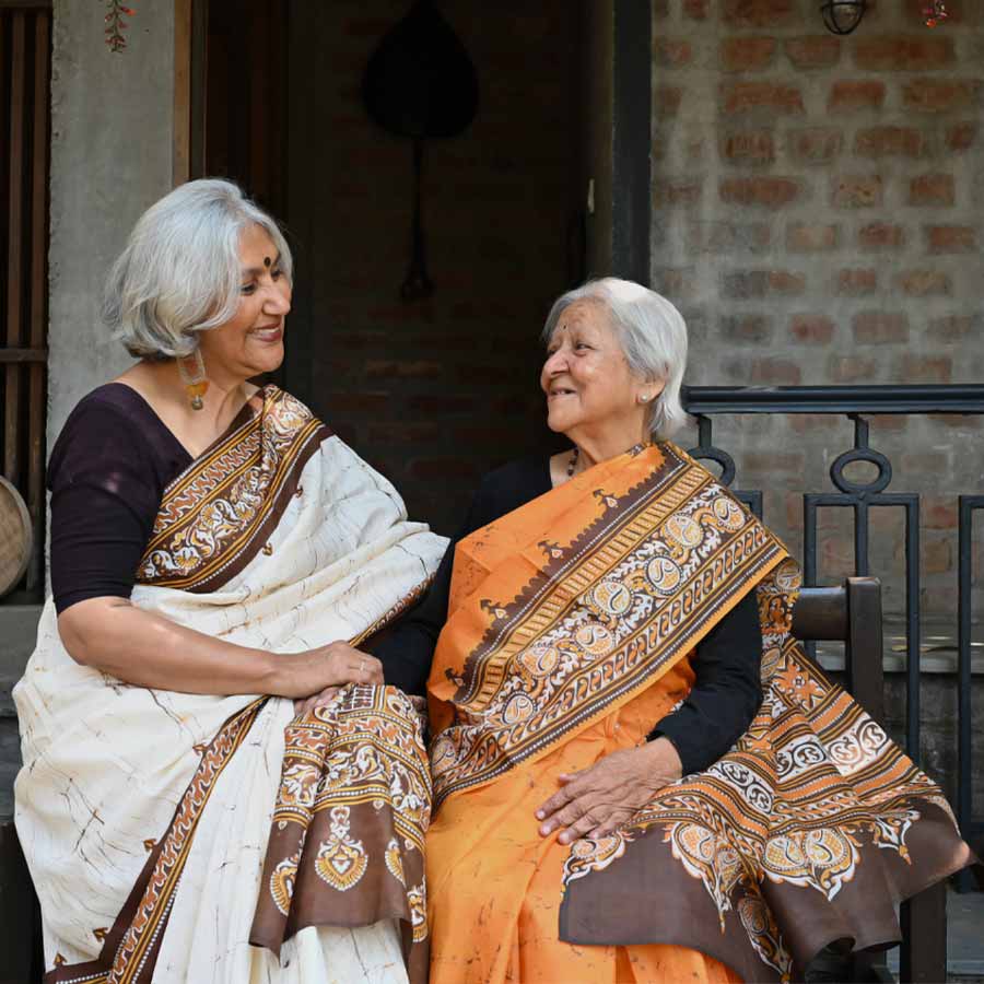 বাটিকের সাজে মিঙ্কু ঠাকুর ও কৃষ্ণা ঠাকুর।